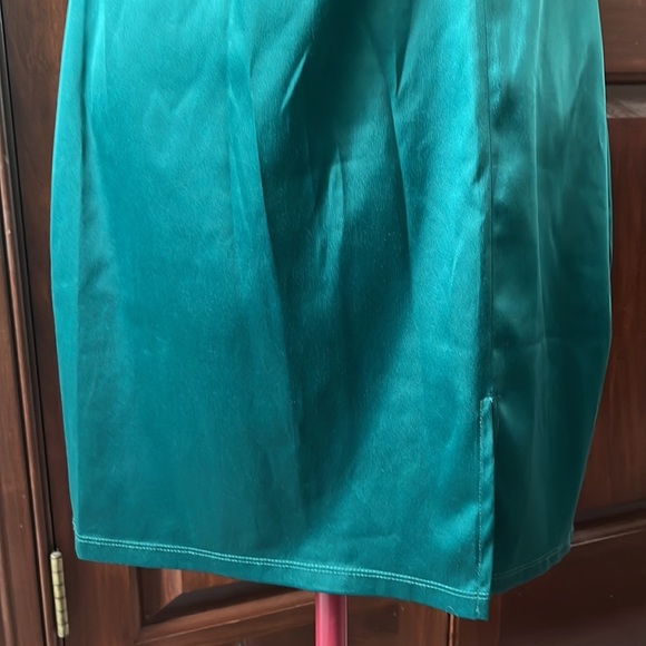 My Michelle  Holiday Emerald green Satin Dress   Off the shoulders   Size 11 NWT - Picture 6 of 11